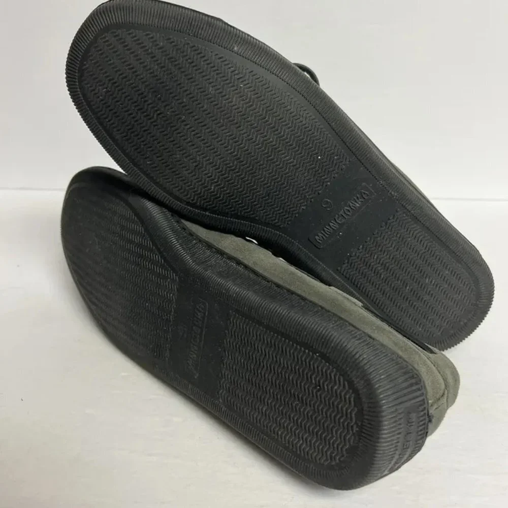Minnetonka Mens Sheepskin Hardsole Moccasin Slipper Grey 9 M